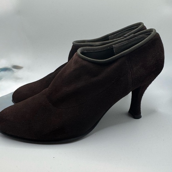Stuart Weitzman Chocolate Brown Suede Stretch Kitten Heel Shootie - Picture 5 of 7